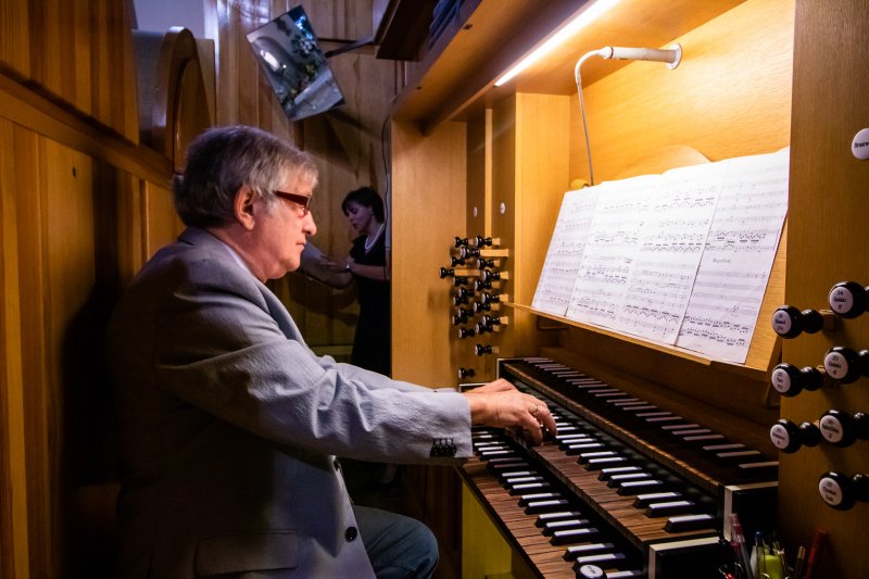 MEDYTACJE O TAJEMNICY EUCHARYSTII - muzyczne rozważanie poprowadzili Elżbieta Grodzka-Łopuszyńska (sopran) i Julian Gembalski (organy)